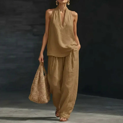 Ensemble deux pièces en lin texturé marron clair : top col V et pantalon ample.