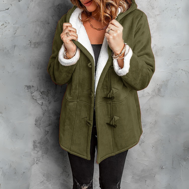 Manteau femme vert armée à capuche, doublure sherpa blanche, fermeture à boutons à tige.