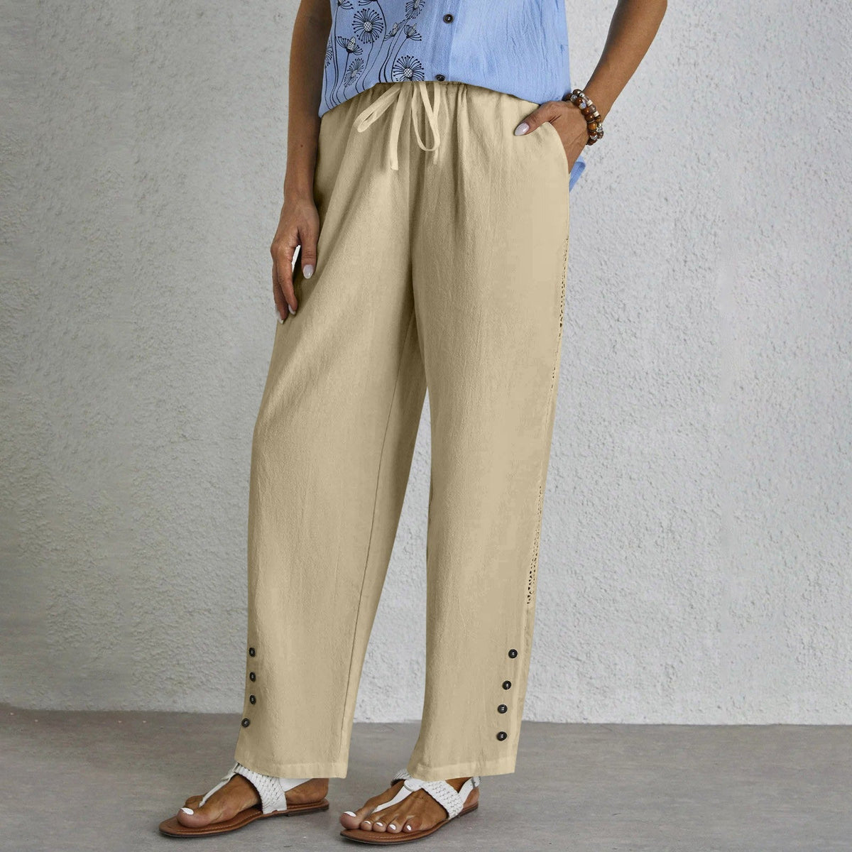 Pantalon ample kaki avec cordon à la taille, boutons latéraux et ourlet ajouré