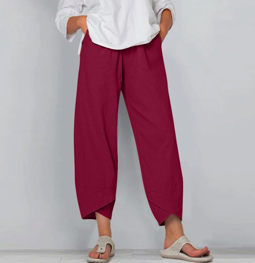 Pantalon léger rouge à taille élastique, jambe ample, bas asymétrique.