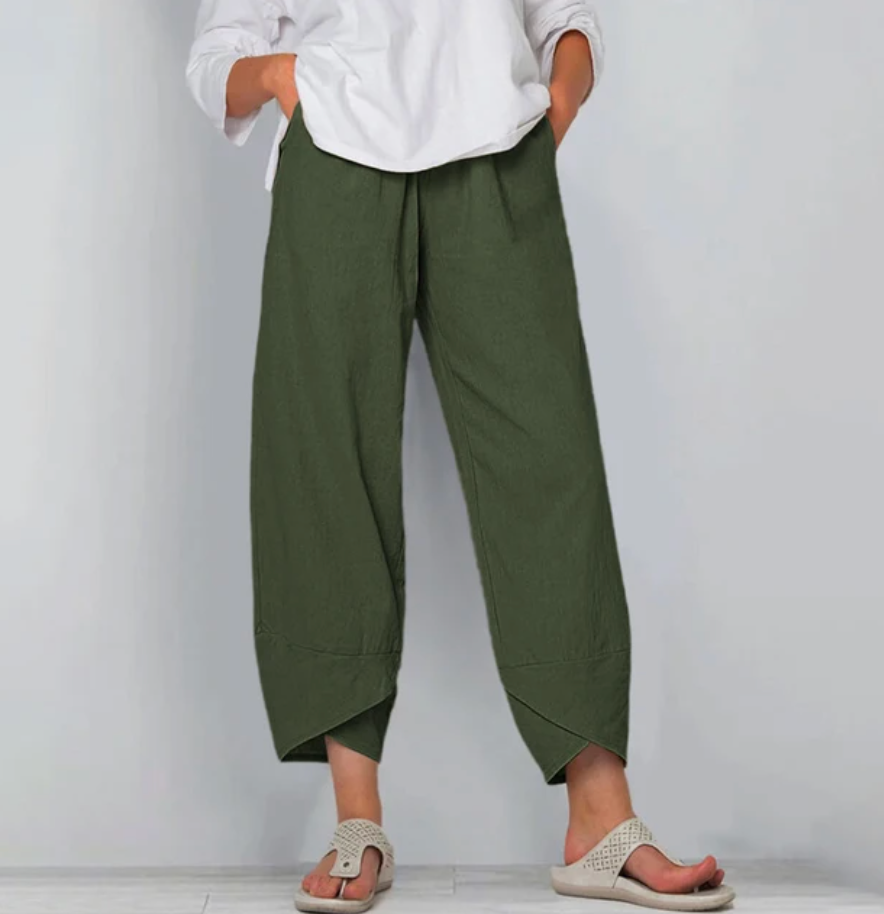 Pantalon léger vert à taille élastique, jambe ample, bas asymétrique.