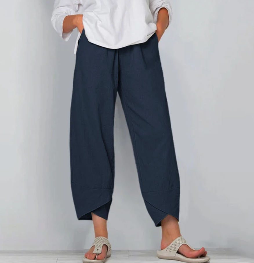 Pantalon léger bleu à taille élastique, jambe ample, bas asymétrique.