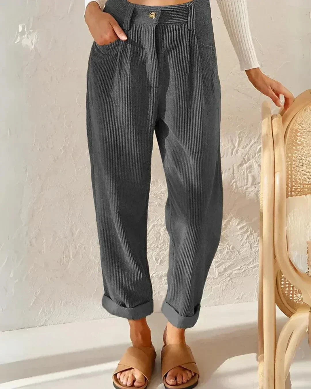Pantalon casual côtelé gris anthracite, taille haute boutonnée, poches et bas resserrés