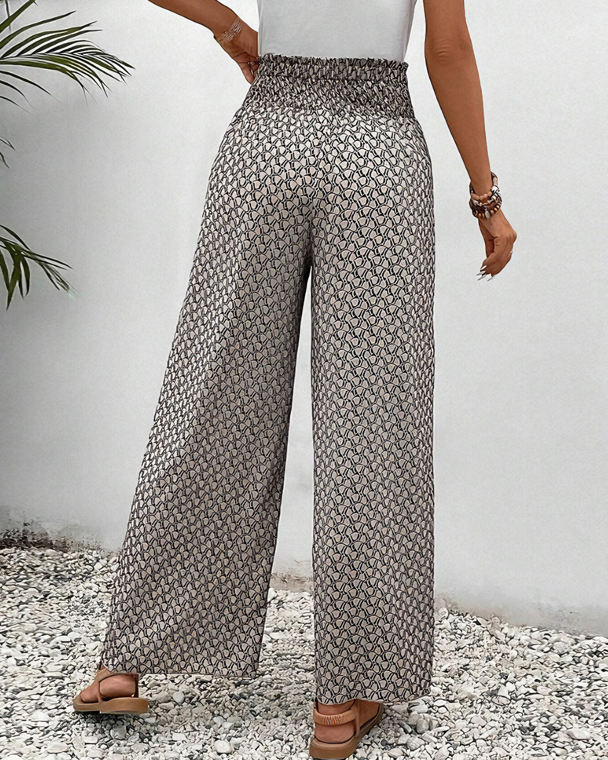 Pantalon ample à taille élastique, imprimé géométrique gris foncé et clair.