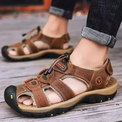 Sandales marron à dessus en cuir, semelle crantée et empiècements beige