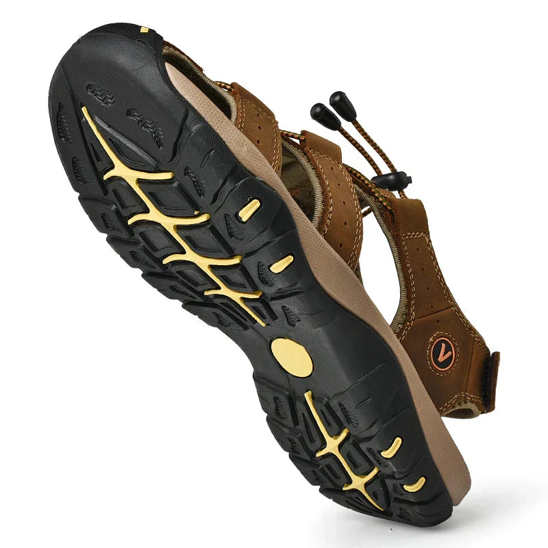 Sandales tout-terrain marron avec semelle extérieure noire à picots jaunes