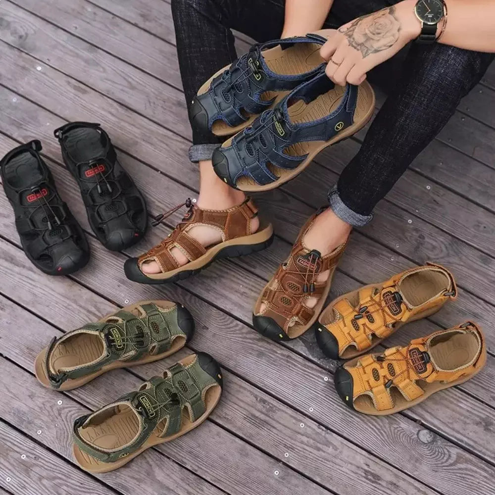 Sandales tout-terrain en plusieurs couleurs, portées avec un jean