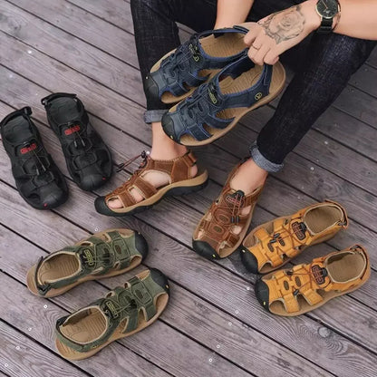Sandales tout-terrain en plusieurs couleurs, portées avec un jean
