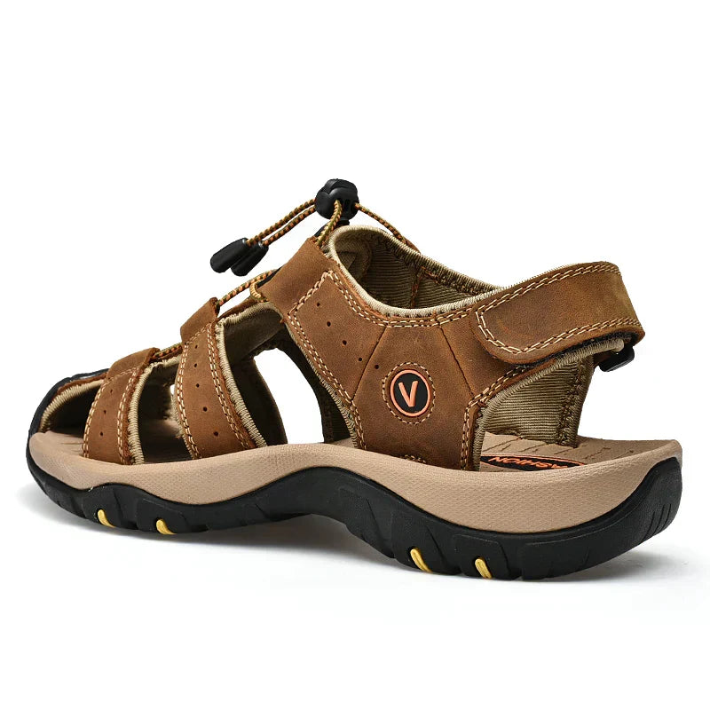 Sandales marron à sangle réglable, brides ajourées et semelle crantée