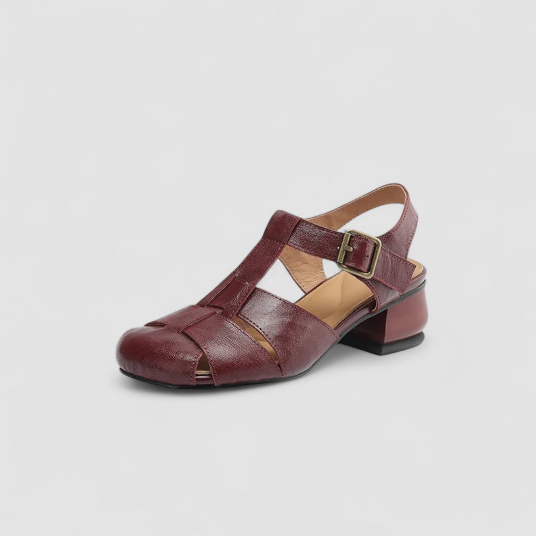 Chaussures bébé rétro en cuir bordeaux, brides à découpes, boucle et petit talon