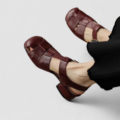 Chaussures bébé rétro bordeaux, brides croisées et boucle, petit talon carré