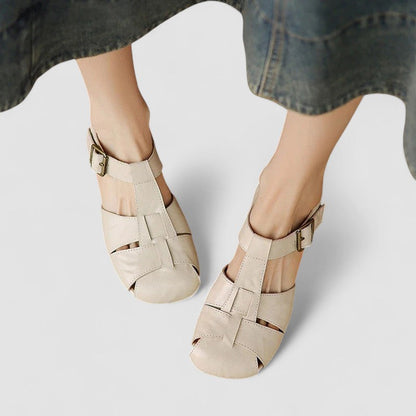 Chaussures bébé rétro beige, brides à découpes et boucles, talon bas