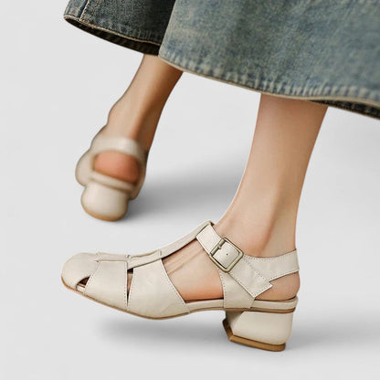 Chaussures bébé beige clair à brides croisées, boucle carrée et talon bas