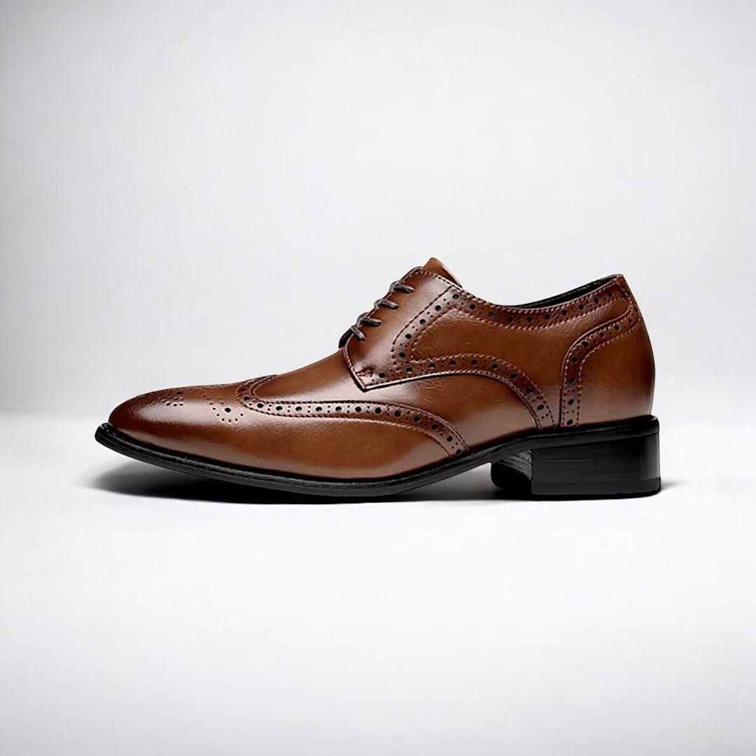 Chaussure habillée homme en cuir brun, à lacets, bout brogue, semelle épaisse noire.