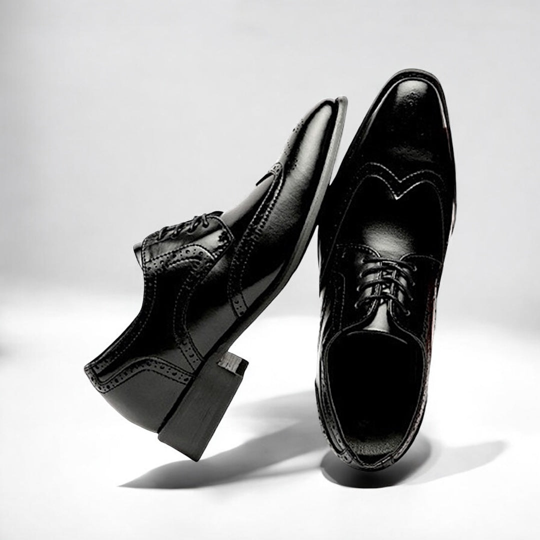 Chaussures habillées homme noires en cuir, à lacets, broguing, semelle épaisse.