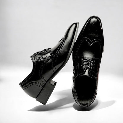Chaussures habillées homme noires en cuir, à lacets, broguing, semelle épaisse.