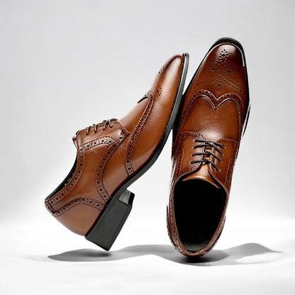 Chaussure habillée homme en cuir brun, à lacets, bout détaillé type brogue, semelle noire.