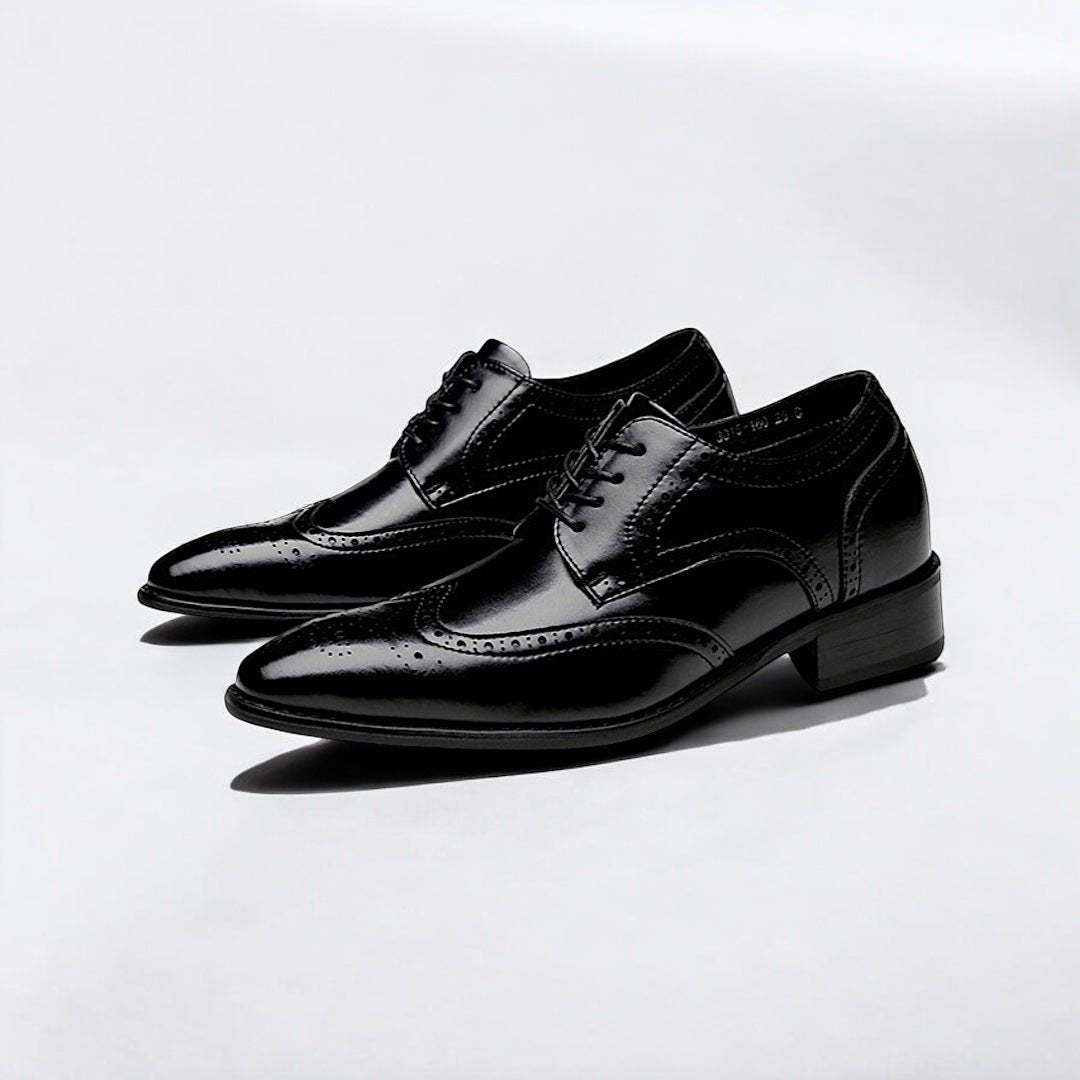Chaussure habillée homme en cuir noir, à lacets, empiècements brogue, semelle épaisse.
