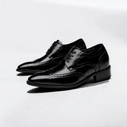 Chaussure habillée homme en cuir noir, à lacets, empiècements brogue, semelle épaisse.