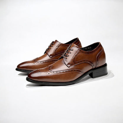 Paire de chaussures habillées homme en cuir brun à lacets, broguing, semelle épaisse.