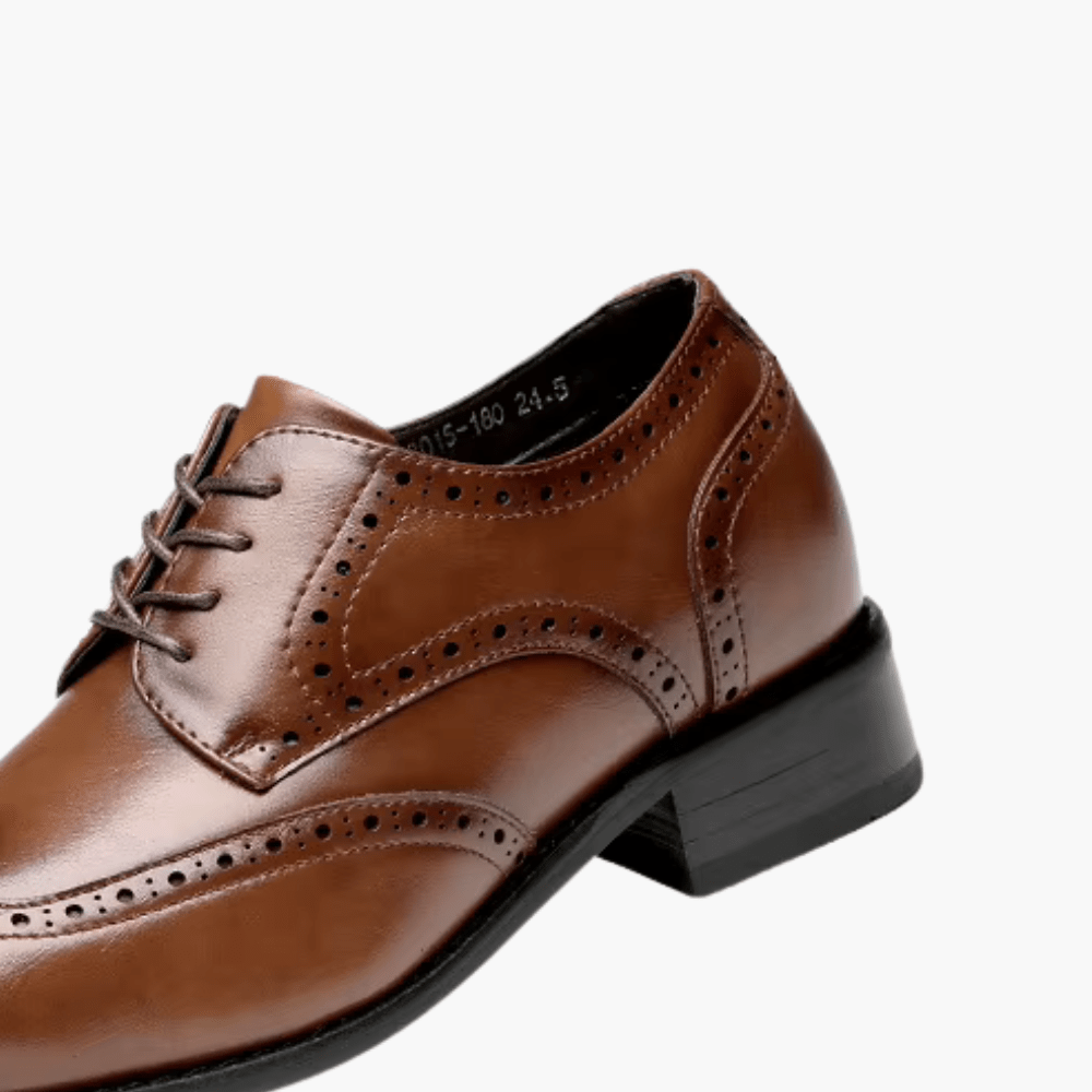 Chaussure habillée homme cuir brun à lacets, détails perforés, semelle épaisse noire.