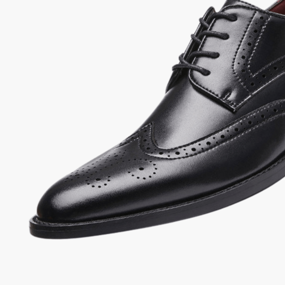 Chaussure habillée homme noire en cuir, à lacets, bout perforé, semelle épaisse.