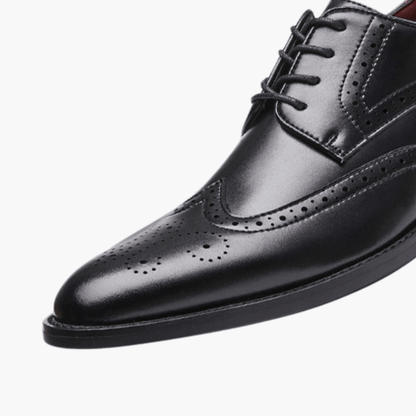 Chaussure habillée homme noire en cuir, à lacets, bout perforé, semelle épaisse.