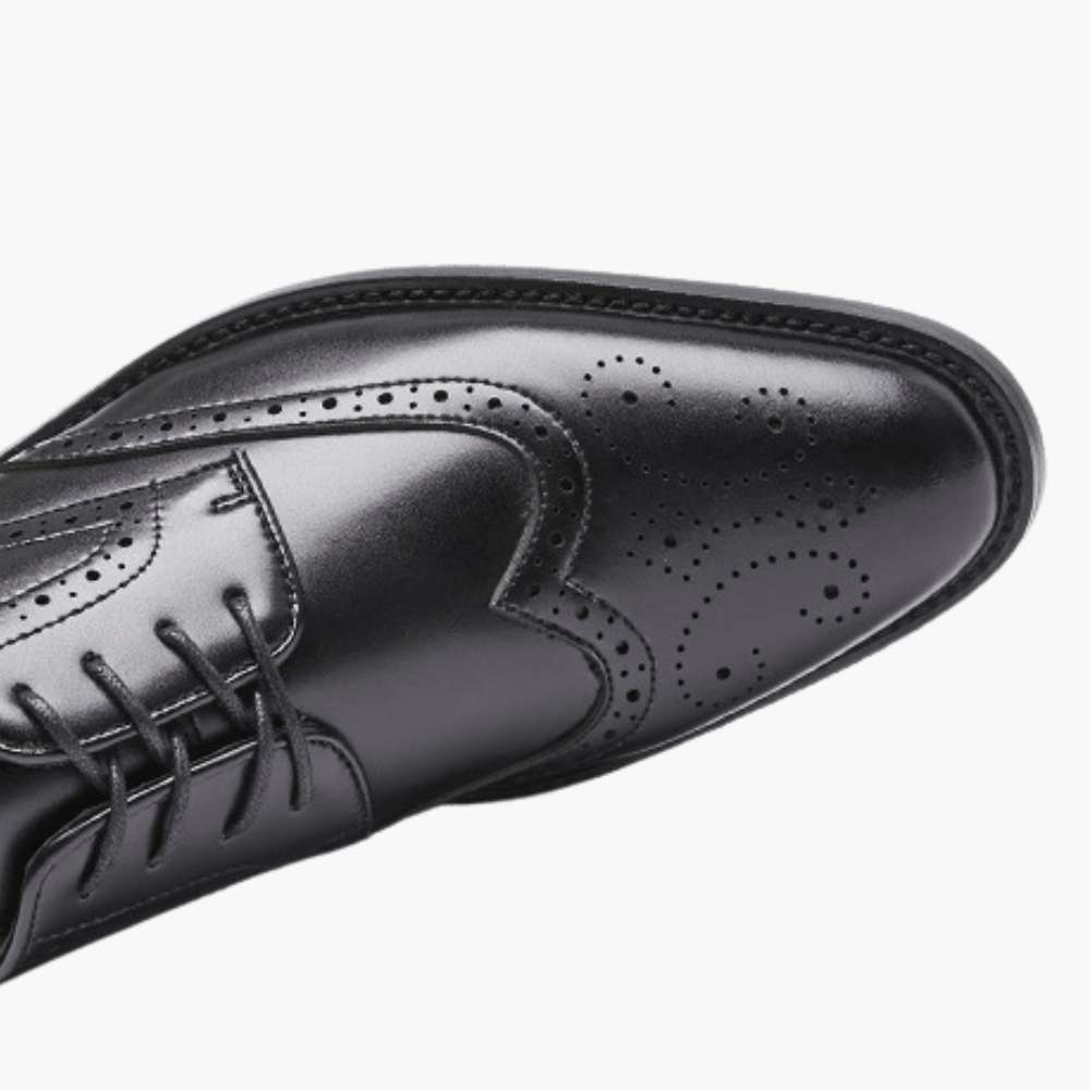 Chaussure habillée homme en cuir noir, bout brodé/perforé, lacets, semelle épaisse.