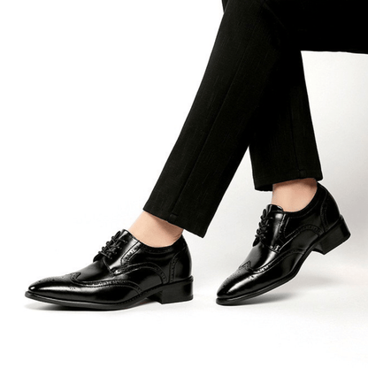 Chaussures habillées homme noires à lacets, portées avec pantalon, semelle épaisse.