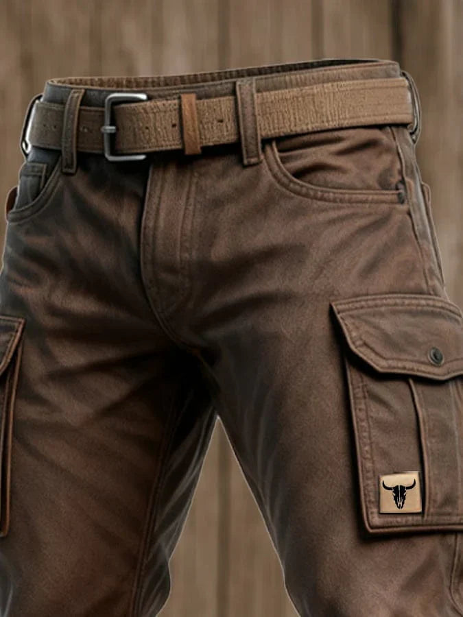 Pantalon cargo brun foncé, ceinture à boucle et poche cargo sur la hanche.