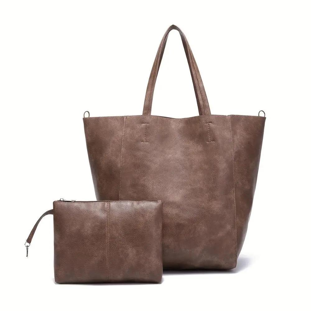 Grand sac cabas en cuir texturé marron avec petite pochette assortie et anses longues
