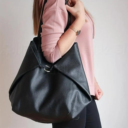 Grand sac cabas en cuir noir texturé avec fermeture par anneau métallique