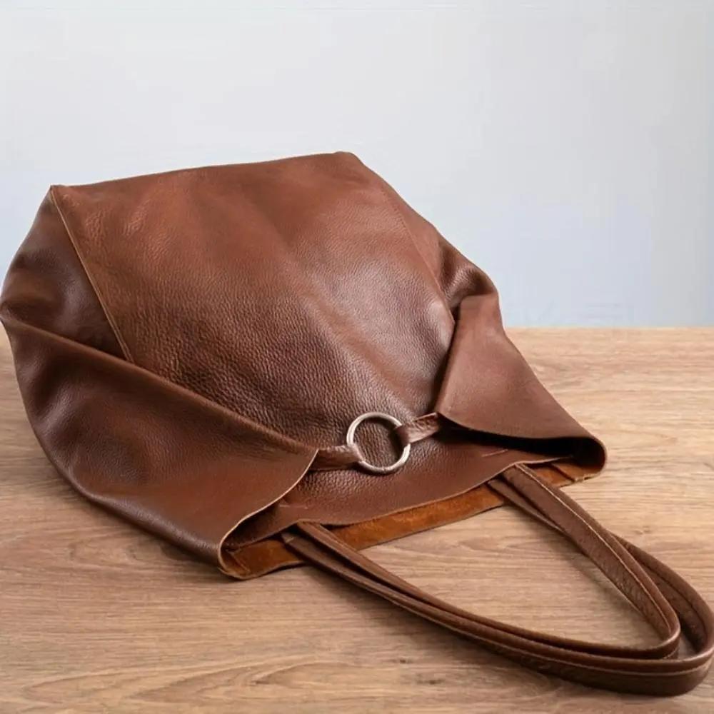 Grand sac cabas en cuir marron à rabat et anneau métallique, avec bandoulière assortie