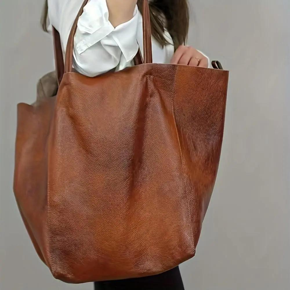 Grand sac cabas en cuir marron bordeaux à texture grainée, grand volume