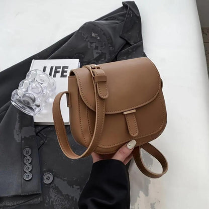 Sacoche de selle vintage cuir sable, bandoulière, rabat à fermeture et poche plaquée