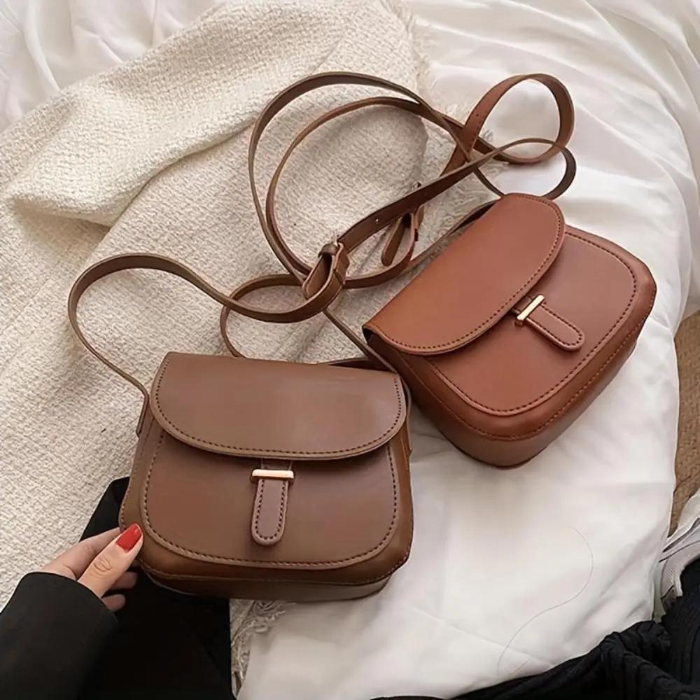Sacoches de selle vintage en cuir : une marron clair et une camel, avec rabat