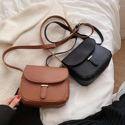 Sacoches de selle vintage en cuir sur tissu : une camel et une noire