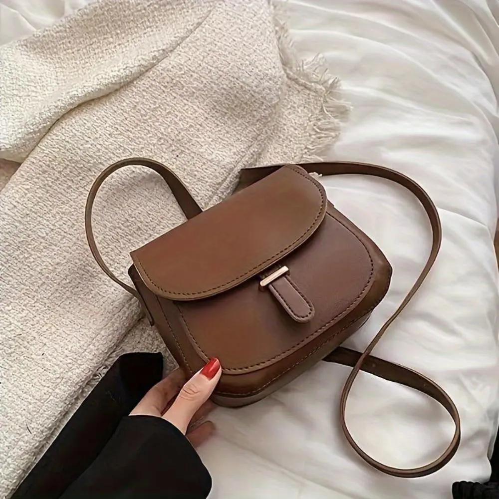 Sacoche de selle vintage en cuir marron, rabat arrondi et bandoulière fine