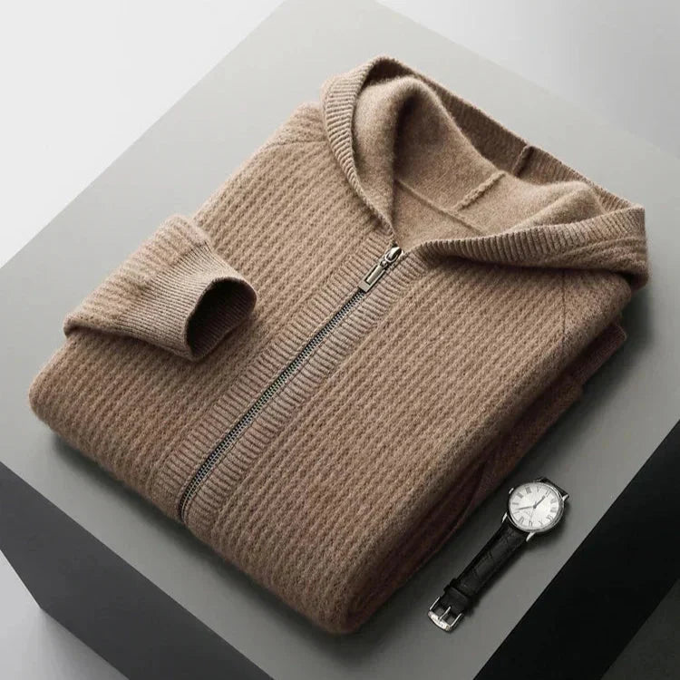 Hoodie en cachemire chameau plié, fermeture éclair au centre et manches côtelées.