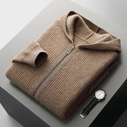 Hoodie en cachemire chameau plié, fermeture éclair au centre et manches côtelées.