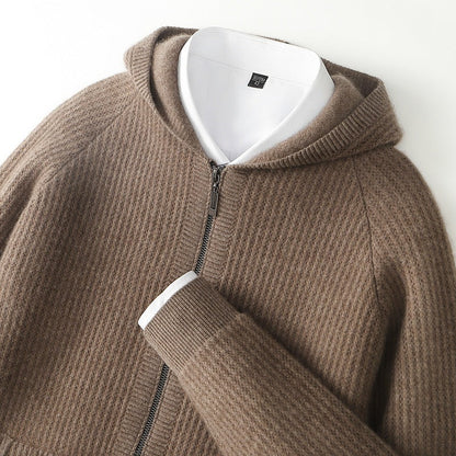 Veste à capuche cachemire chameau, fermeture éclair et poche kangourou visibles.
