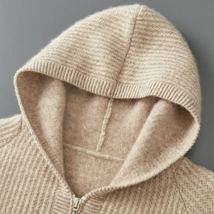 Capuche en cachemire beige, doublure intérieure et bord côtelé.