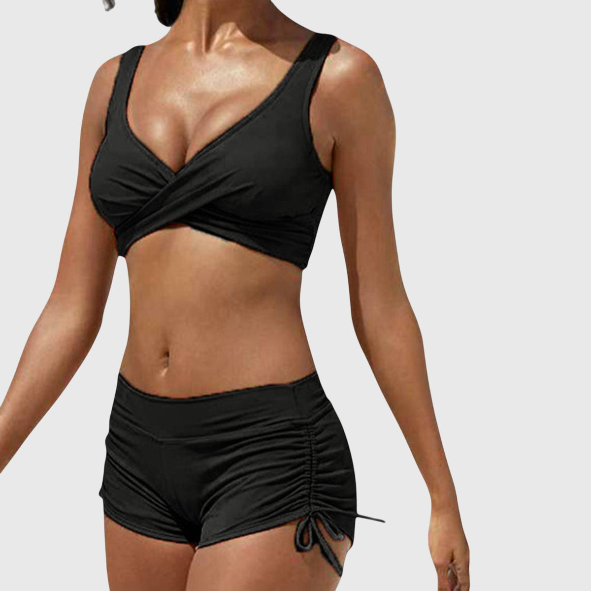 Bikini stylé noir, haut croisé à décolleté plongeant, short froncé à cordon