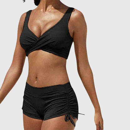 Bikini stylé noir, haut croisé à décolleté plongeant, short froncé à cordon