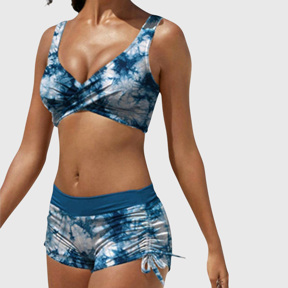 Bikini bleu tie-dye haut décolleté et short froncé avec cordons latéraux