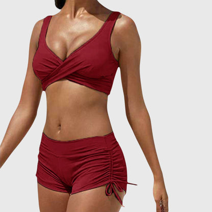 Bikini rouge haut croisé décolleté et short froncé à cordons latéraux
