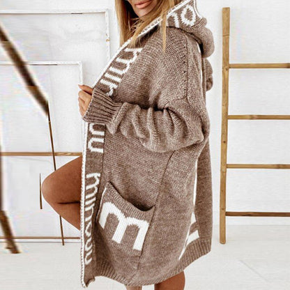 Cardigan marron à capuche, motif lettres blanc, manches longues et poche kangourou
