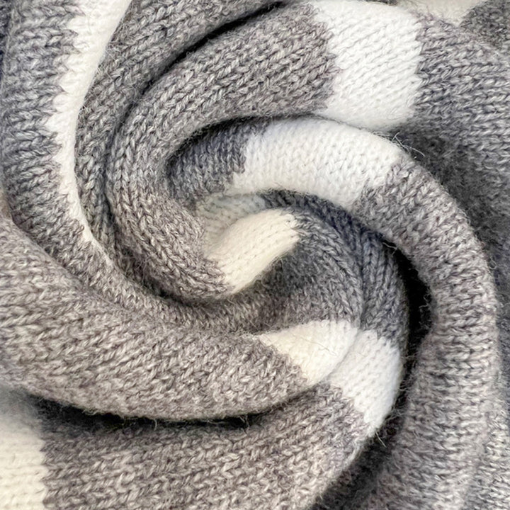 Cardigan gris chiné, gros plan maille et motif bicolore sur la capuche