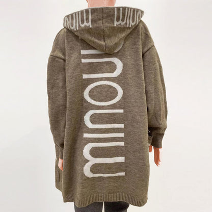 Cardigan marron à capuche, vue dos avec grand motif blanc, manches longues
