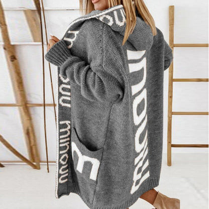 Cardigan gris à capuche, motif lettres blanc, manches longues et poche kangourou
